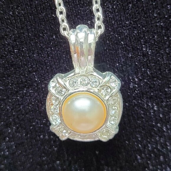 Vintage Roman Pearl Pendant & Chain Triple Strand Bracelet Glass Pearls Elegant - Picture 4 of 10